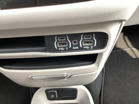 Used 2023 Chrysler Pacifica Touring-L image 25