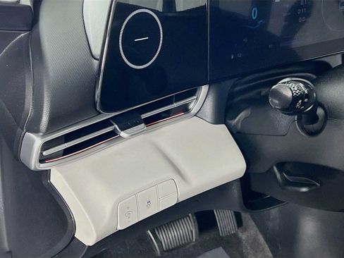 Certified 2025 Hyundai Elantra Limited FWD image 10