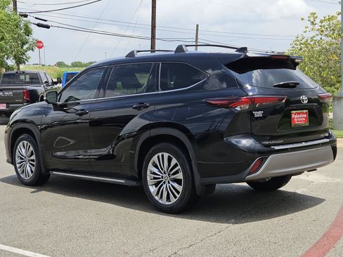 Used 2024 Toyota Highlander Platinum FWD image 6
