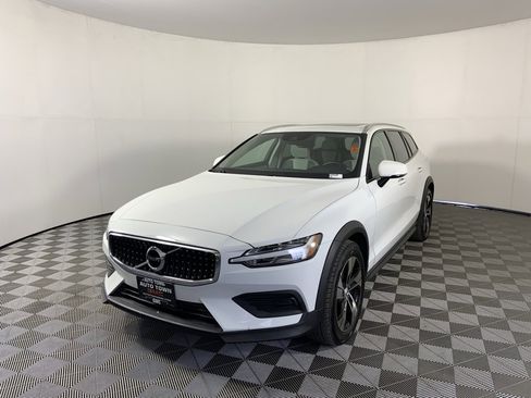 Used 2020 Volvo V60 T5 Cross Country image 5