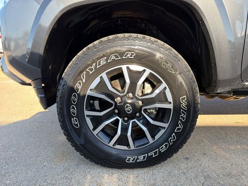 Used 2020 Toyota Tacoma TRD Sport w/ Technology Package AWD/4WD image 9