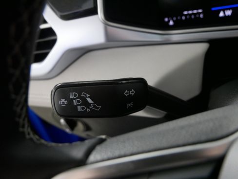 Used 2025 Volkswagen Taos SE image 32