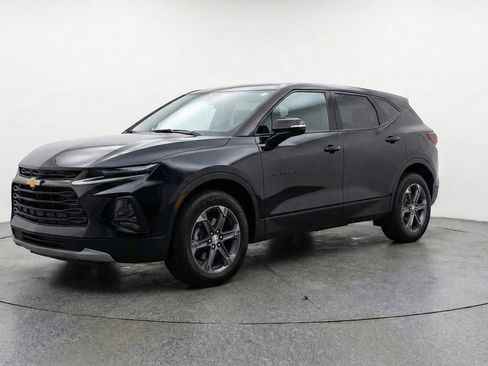 Used 2025 Chevrolet Blazer LT image 3
