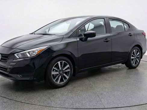 Used 2025 Nissan Versa SV image 3