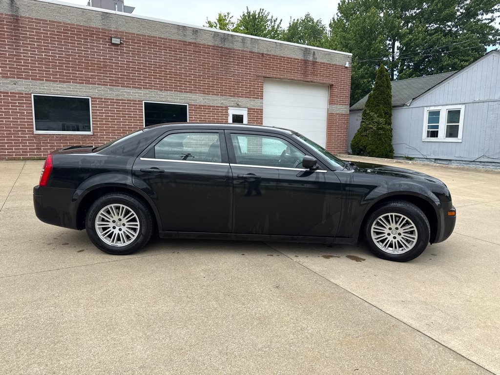 Used 2009 Chrysler 300 LX RWD image 4