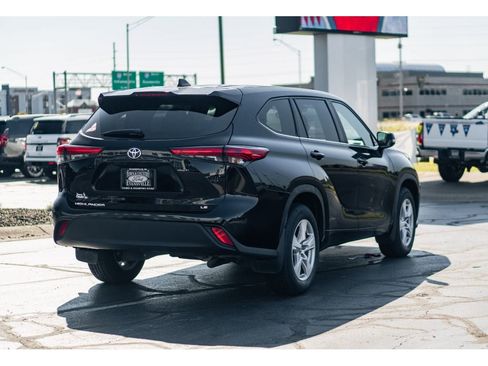 Used 2023 Toyota Highlander LE image 4