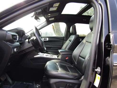 Used 2020 Ford Explorer XLT w/ Equipment Group 202A AWD/4WD image 12