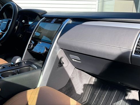 Used 2025 Land Rover Discovery Dynamic SE image 15