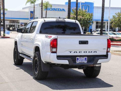 Used 2018 Toyota Tacoma TRD Sport AWD/4WD image 13