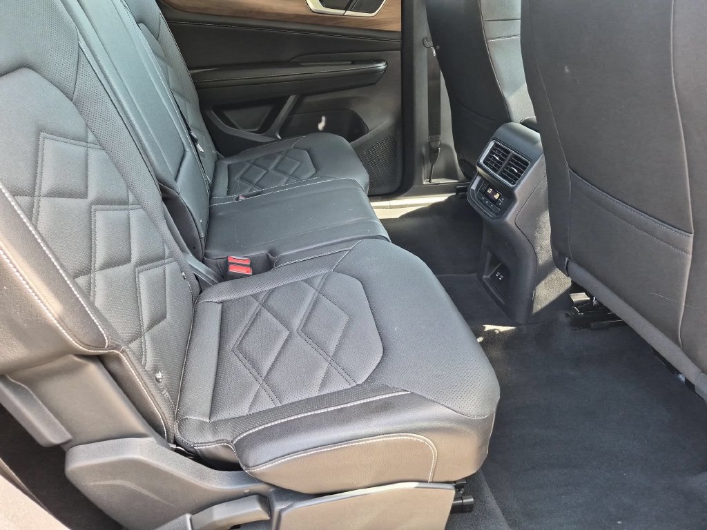 Used 2025 Volkswagen Atlas SE AWD/4WD image 30