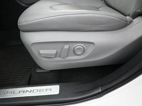 Used 2023 Toyota Highlander Limited FWD image 12