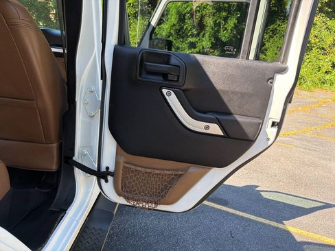 Used 2016 Jeep Wrangler Unlimited Sahara w/ Connectivity Group AWD/4WD image 28