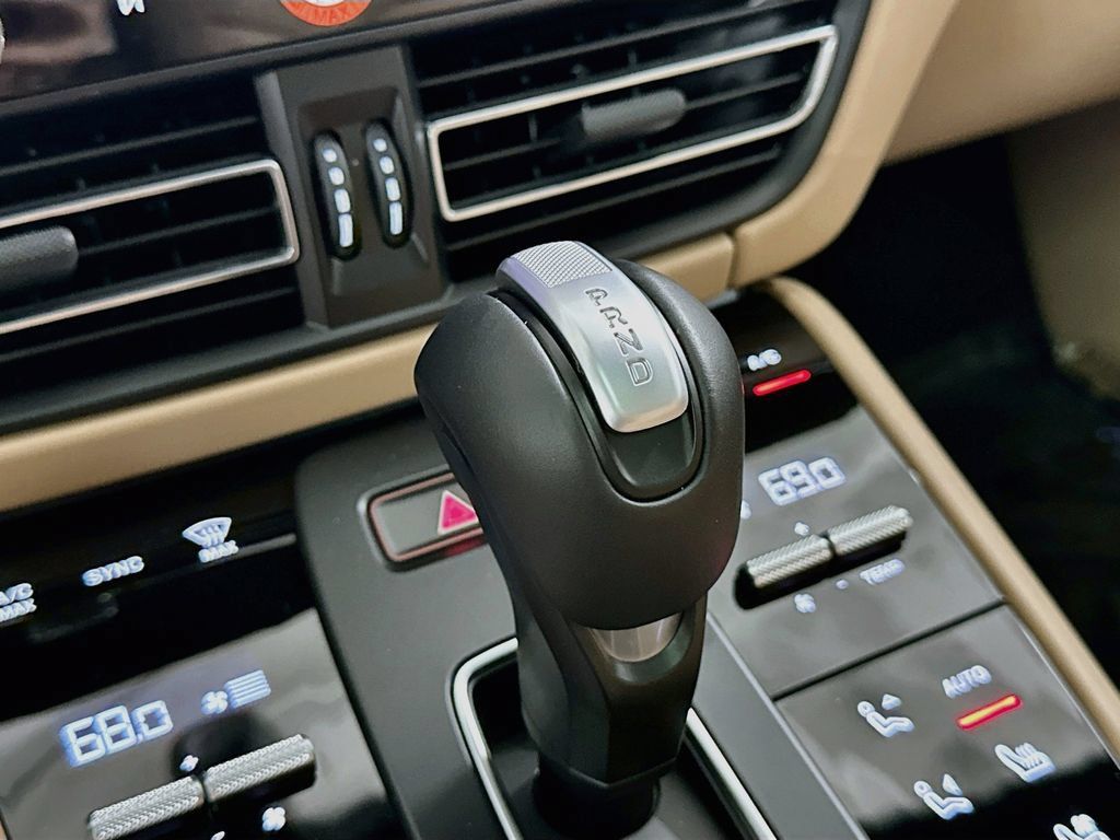 Certified 2025 Porsche Macan AWD/4WD image 18