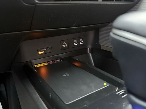 Used 2025 Toyota Camry SE image 7