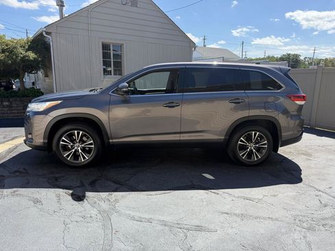Used 2019 Toyota Highlander Plus AWD/4WD image 11