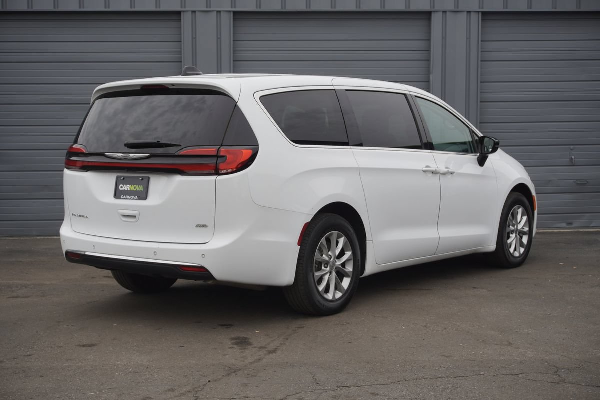 Used 2024 Chrysler Pacifica Touring-L AWD/4WD image 5