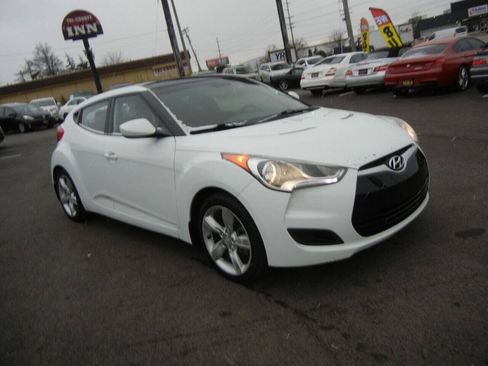 Used 2013 Hyundai Veloster FWD image 3