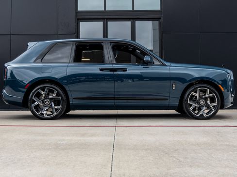 New 2026 Rolls-Royce Cullinan Black Badge image 12