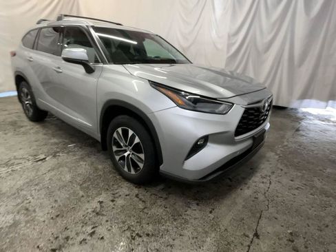 Used 2022 Toyota Highlander XLE AWD/4WD image 2