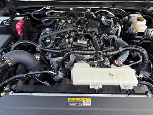 Certified 2024 Toyota Tacoma SR5 AWD/4WD image 10
