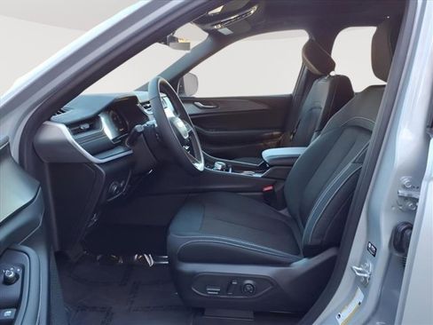 New 2025 Jeep Grand Cherokee Laredo X w/ Luxury Tech Group I image 9