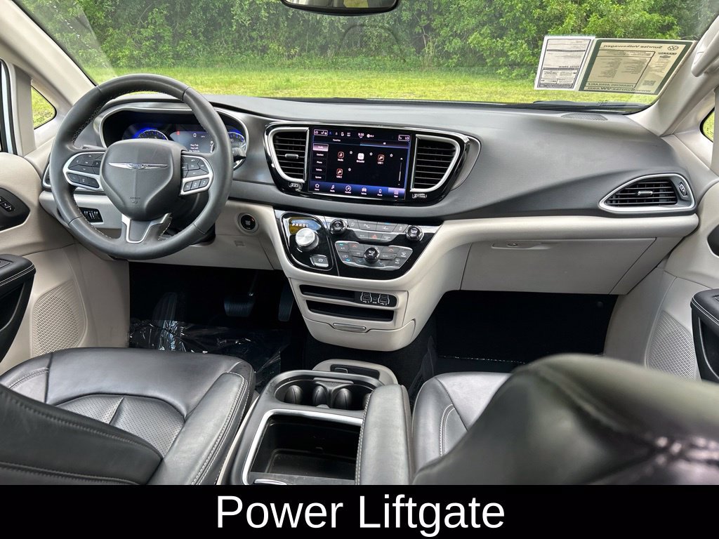 Used 2023 Chrysler Pacifica Touring-L FWD image 10