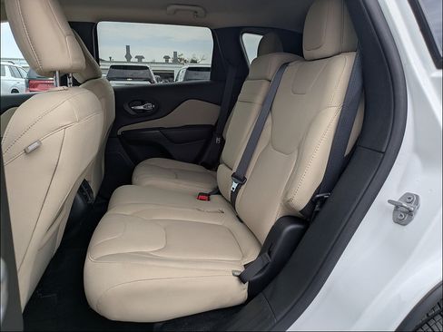 Used 2016 Jeep Cherokee Latitude w/ Safety/Convenience Group FWD image 13