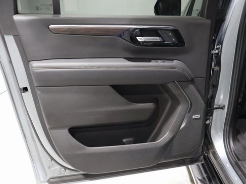 Used 2025 Chevrolet Suburban Premier image 18