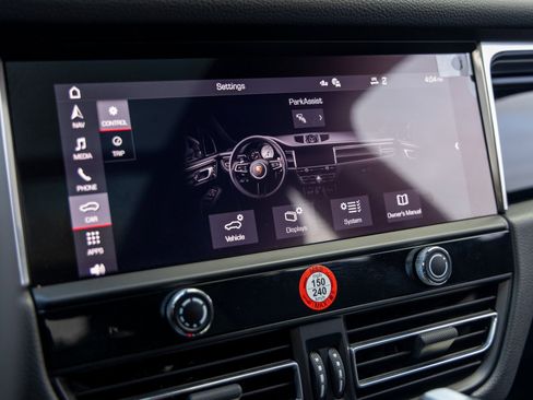 Certified 2025 Porsche Macan image 34