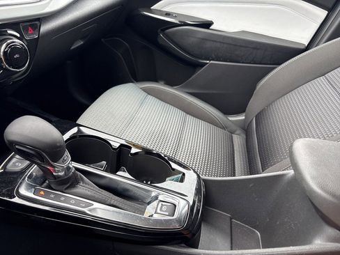 Used 2025 Chevrolet Trax LT w/ LT Convenience Package image 22