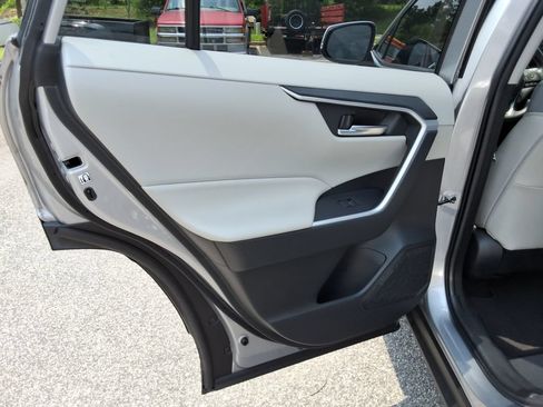 Used 2019 Toyota RAV4 XLE Premium FWD image 17