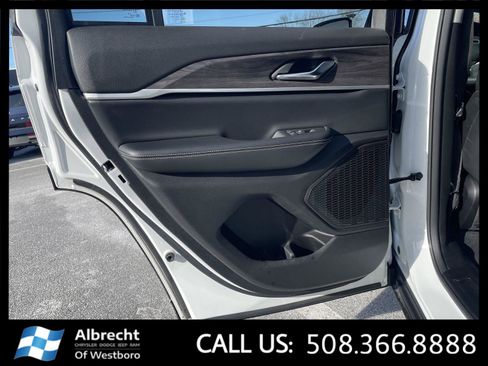 Used 2024 Jeep Grand Cherokee Limited image 13