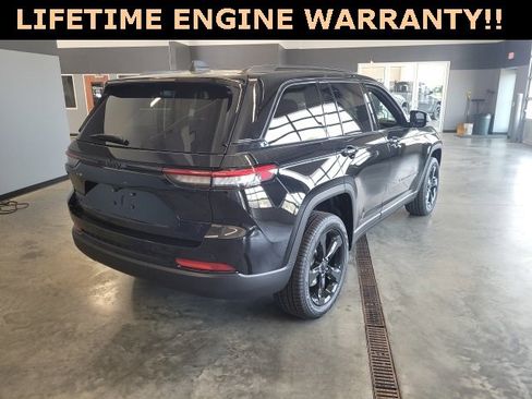 New 2025 Jeep Grand Cherokee Limited w/ Black Appearance Package image 10