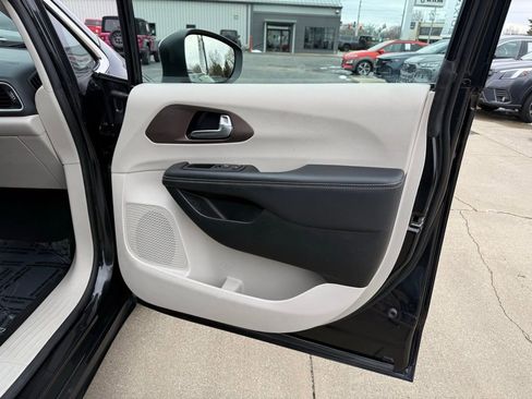 Used 2023 Chrysler Voyager LX image 18