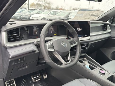 New 2026 Volkswagen Tiguan SE R-Line FWD image 10