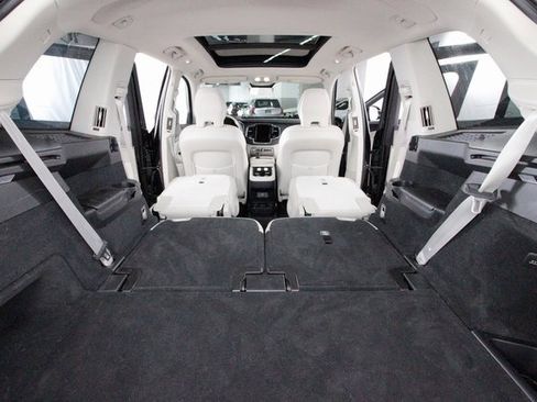 Certified 2024 Volvo XC90 B6 Plus image 28