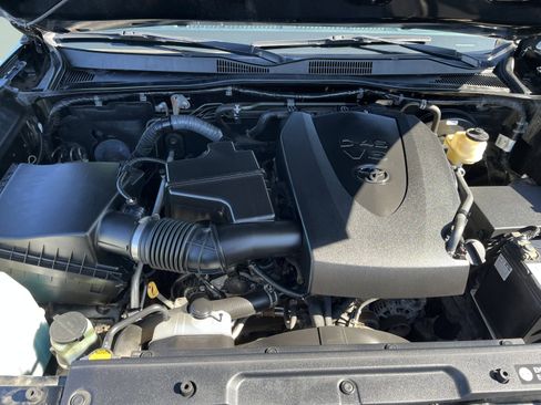 Used 2016 Toyota Tacoma SR5 w/ SR5 Appearance Package (SN) image 21