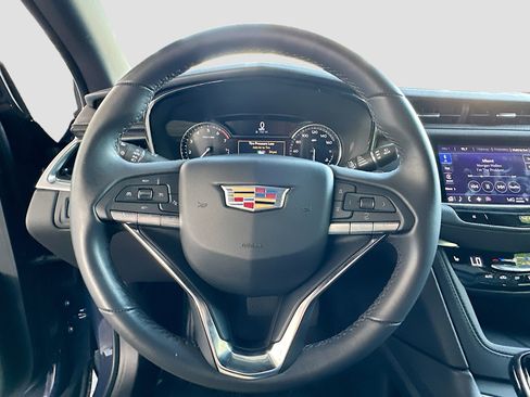 Used 2025 Cadillac XT6 Luxury image 11