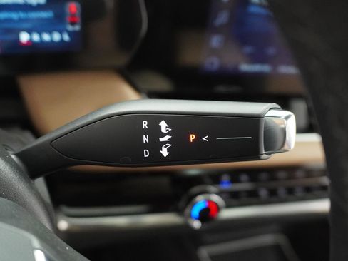 Used 2025 Chevrolet Equinox ACTIV w/ Safety and Technology Package FWD image 24