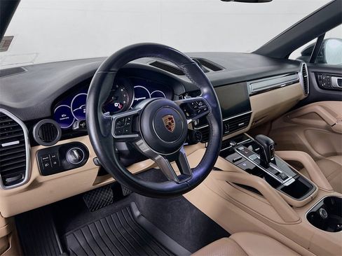 Certified 2023 Porsche Cayenne Coupe image 4