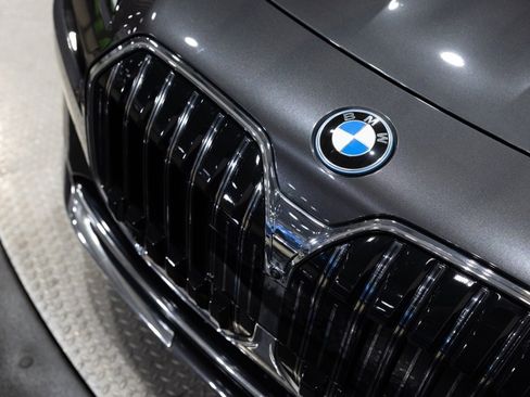 Used 2025 BMW i7 xDrive60 image 37