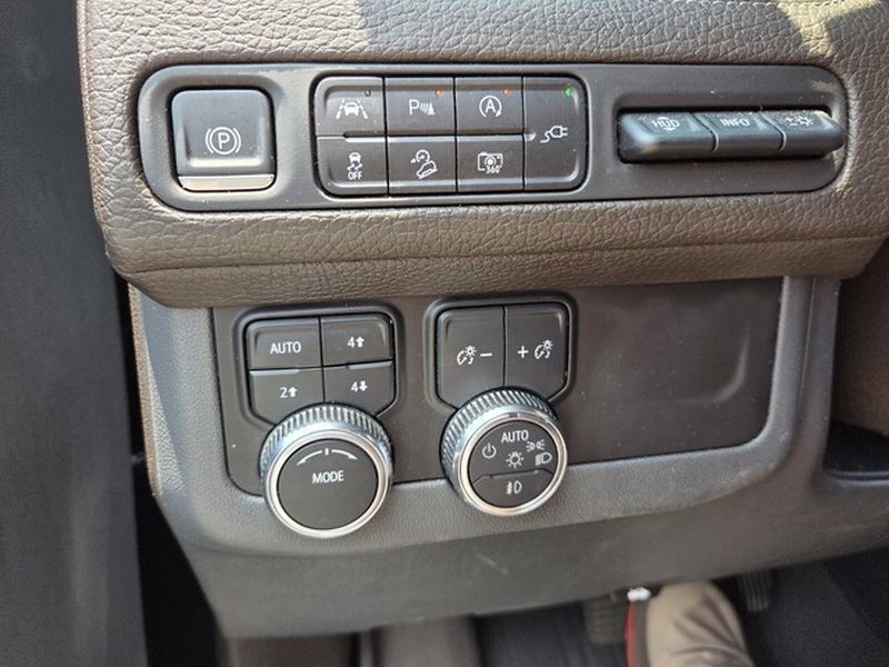 Used 2022 GMC Yukon XL Denali AWD/4WD image 28