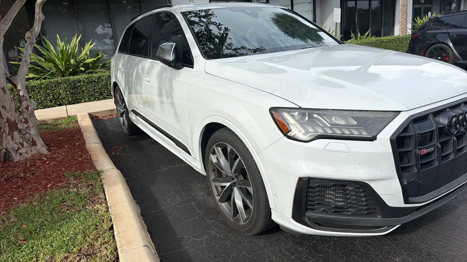 Used 2021 Audi SQ7 Premium Plus w/ Driver Assistance Package AWD/4WD image 2