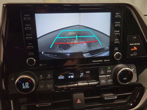 Used 2022 Toyota Highlander XLE AWD/4WD image 22