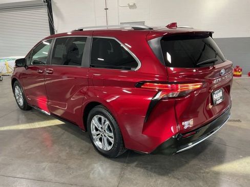 Used 2021 Toyota Sienna Platinum image 4