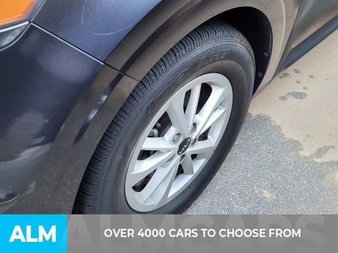 Used 2023 Kia Carnival LX image 3