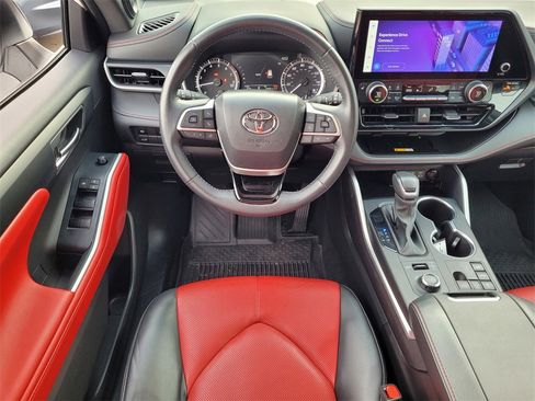 Used 2024 Toyota Highlander XSE image 10