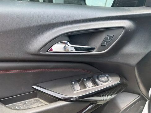 Used 2025 Chevrolet Trax RS w/ Sunroof Package FWD image 34