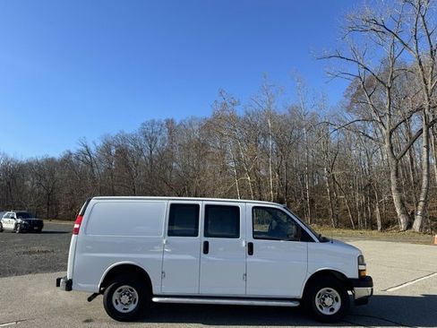 Used 2024 Chevrolet Express 2500 Work Van w/ Driver Convenience Package image 4