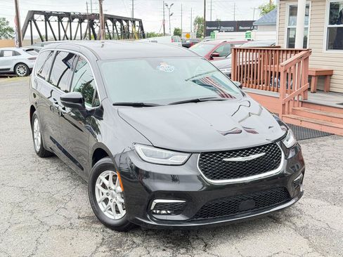 Used 2023 Chrysler Pacifica Touring-L FWD image 2
